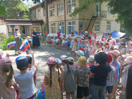 "Мы живем в России!" "Мы живем в России!".